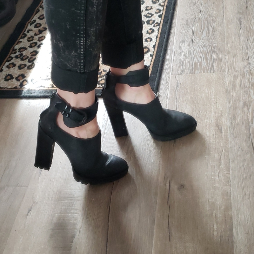 Kenneth Cole black distressed leather lugged heels - Picture 7 of 15